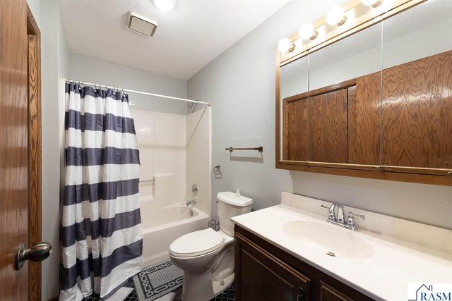 2513 Marwood Dr, Mankato, MN 56001