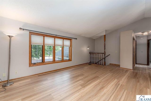 2513 Marwood Dr, Mankato, MN 56001