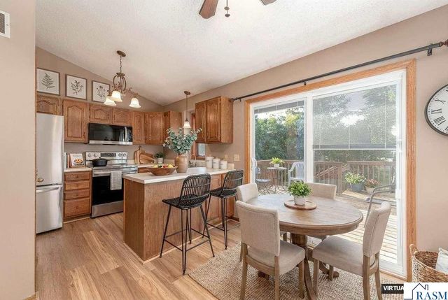 2513 Marwood Dr, Mankato, MN 56001