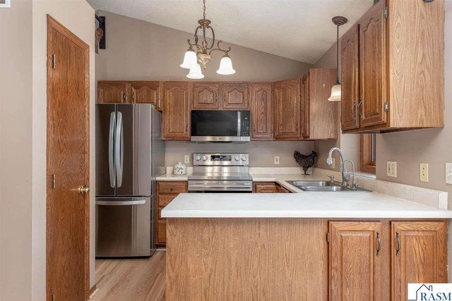 2513 Marwood Dr, Mankato, MN 56001