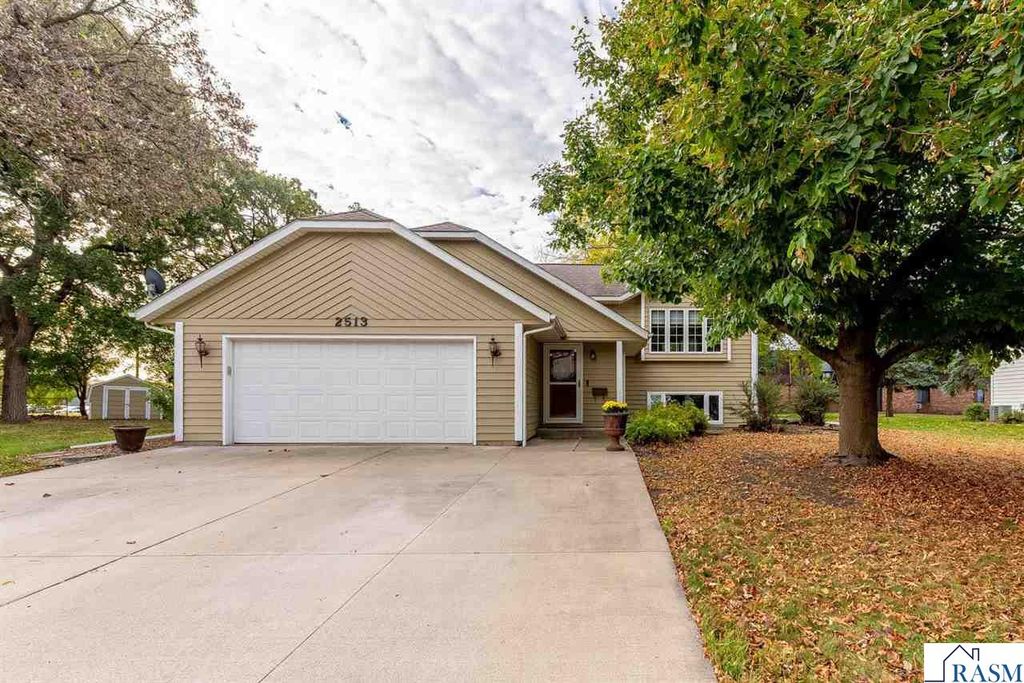 2513 Marwood Dr, Mankato, MN 56001