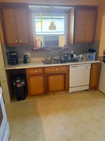 17970 Lincoln Drive, Roseville, MI 48066