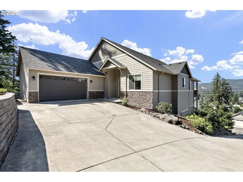 6451 DOGWOOD St, Springfield, OR 97478