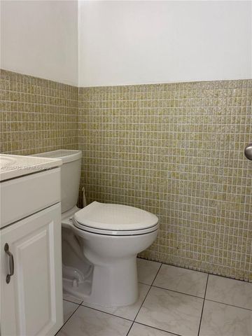 121 Golden Isles Dr 904, Hallandale Beach, FL 33009