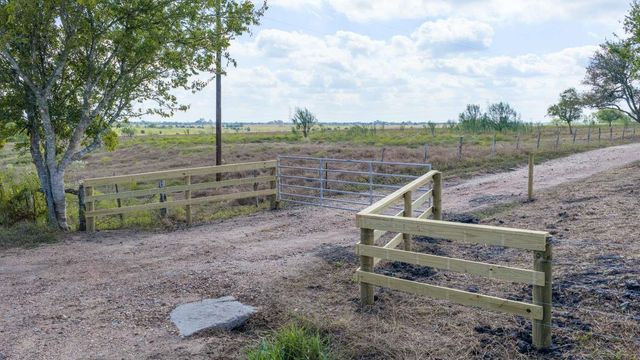 624 Berger Road, Schulenburg, TX 78945