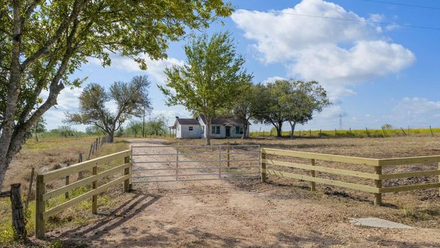 624 Berger Road, Schulenburg, TX 78945
