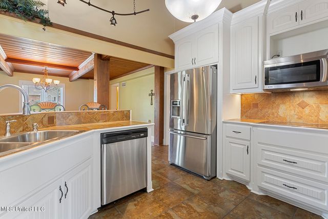 592 S Deerfield Drive, Canton, MS 39046