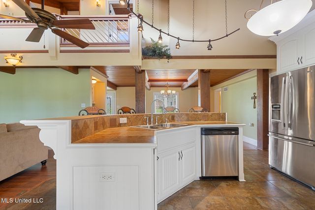592 S Deerfield Drive, Canton, MS 39046