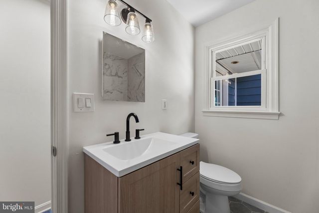 12 OAK ST, Cambridge, MD 21613
