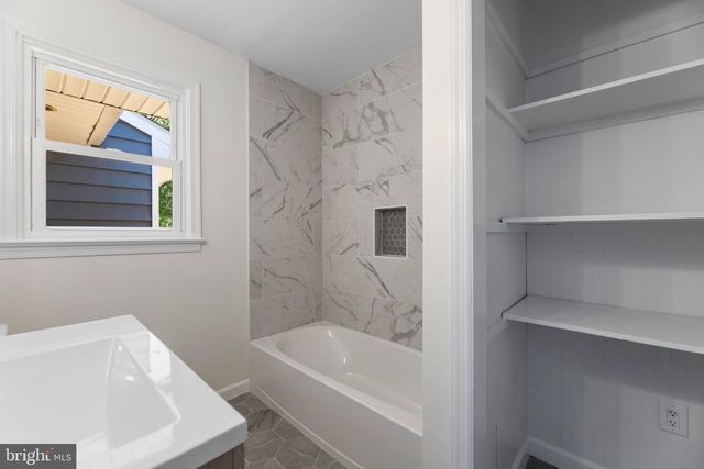 12 OAK ST, Cambridge, MD 21613