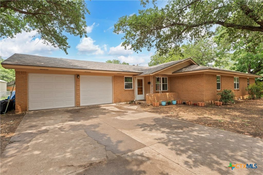 1305 W 3 A Street, Mcgregor, TX 76657