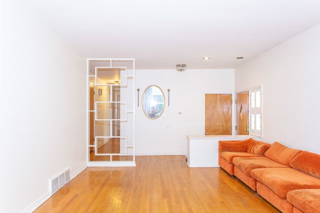 7407 N California Avenue, Chicago, IL 60645