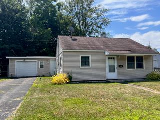 10 Vics Court, Colonie, NY 12205