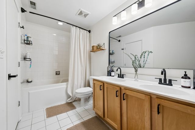 2911 N Western Avenue 111, Chicago, IL 60618