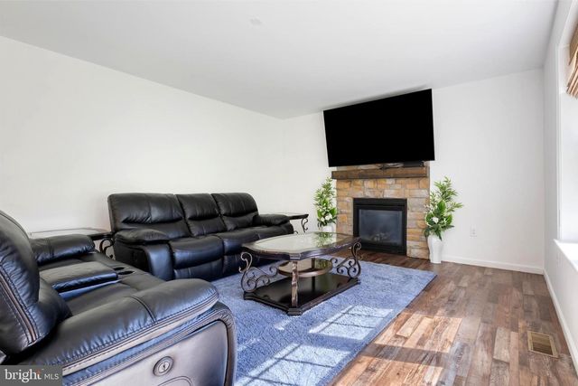 645 N PIER DR, Lancaster, PA 17603
