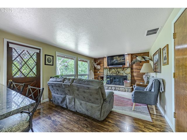 40211 DEERHORN Rd, Springfield, OR 97478