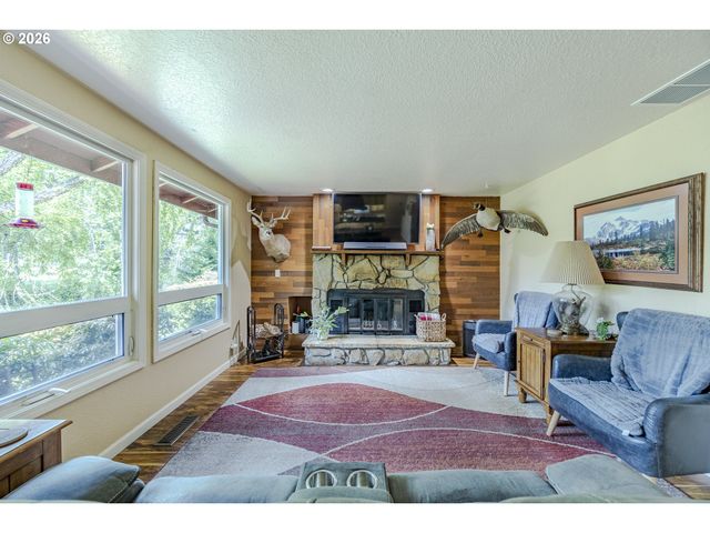 40211 DEERHORN Rd, Springfield, OR 97478