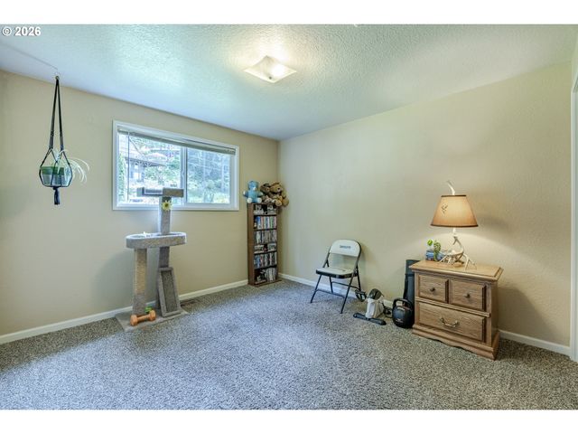 40211 DEERHORN Rd, Springfield, OR 97478