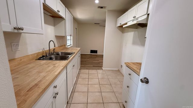 7418 PIPERS CREEK ST, San Antonio, TX 78251