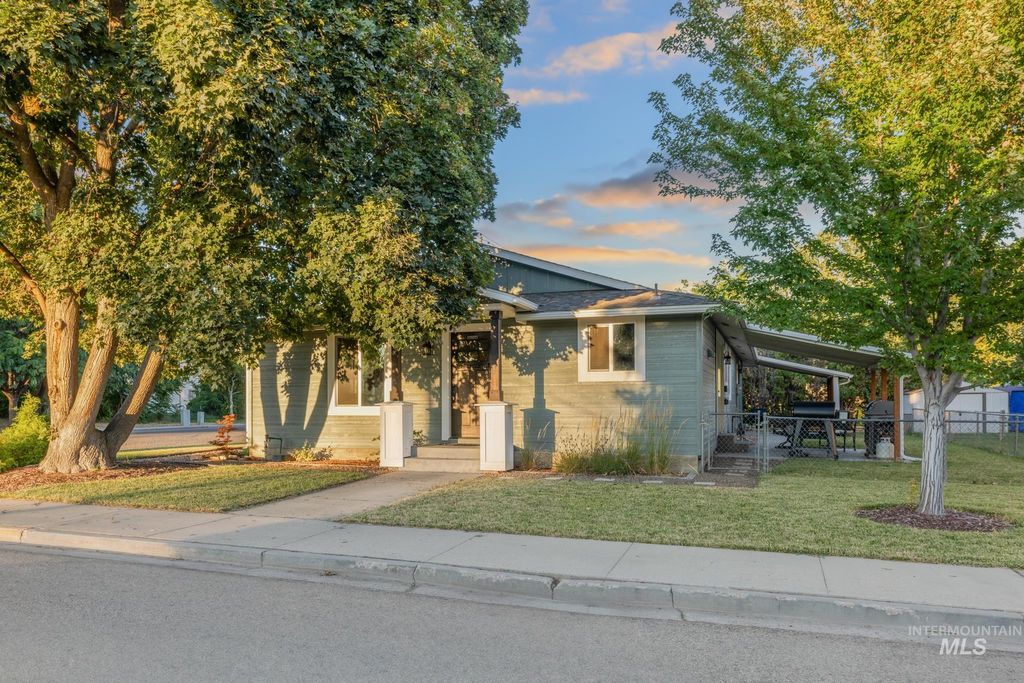 110 S S Pine St, Emmett, ID 83617