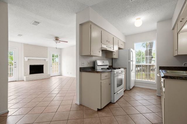 1404 Valleyridge CIR B, Austin, TX 78704