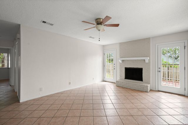 1404 Valleyridge CIR B, Austin, TX 78704