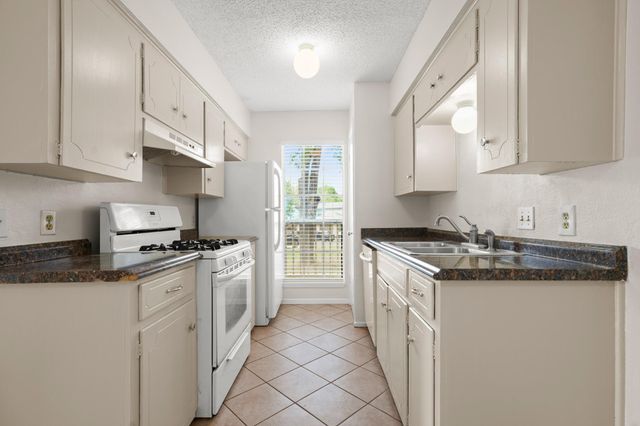1404 Valleyridge CIR B, Austin, TX 78704