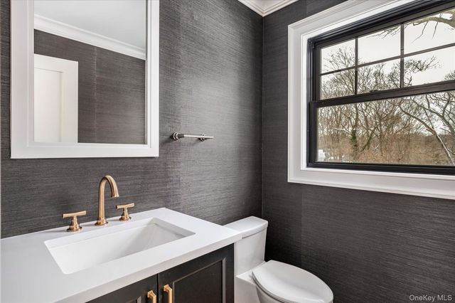 20 Fox Hunt Lane, Cold Spring Harbor, NY 11724