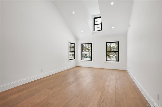 20 Fox Hunt Lane, Cold Spring Harbor, NY 11724