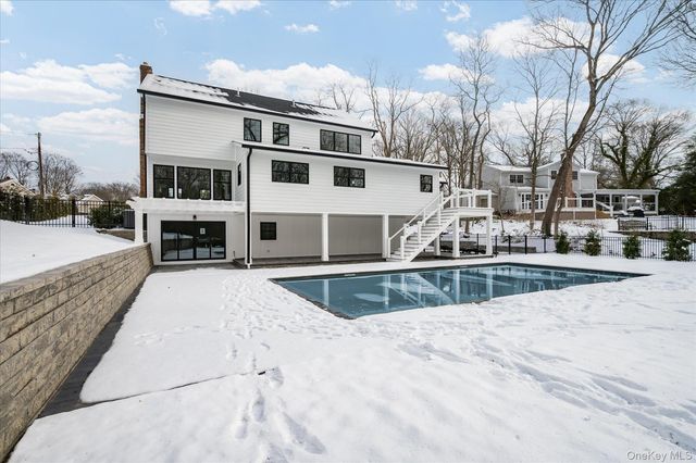 20 Fox Hunt Lane, Cold Spring Harbor, NY 11724