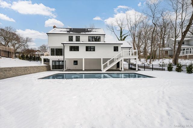 20 Fox Hunt Lane, Cold Spring Harbor, NY 11724