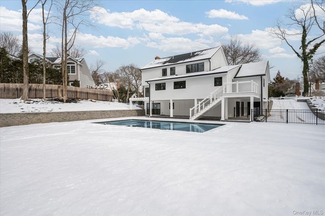 20 Fox Hunt Lane, Cold Spring Harbor, NY 11724