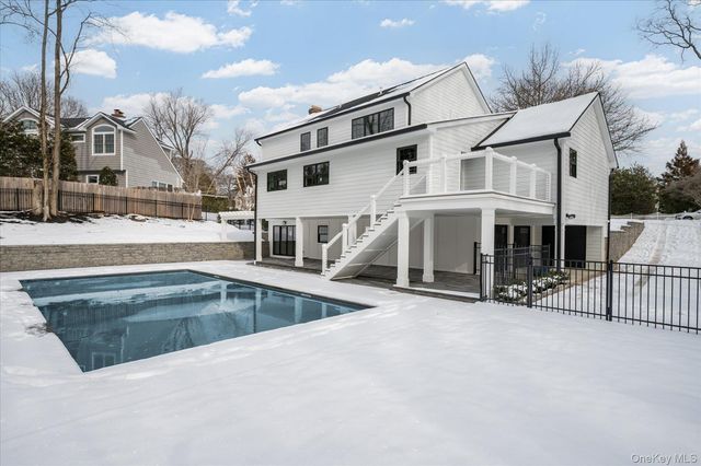 20 Fox Hunt Lane, Cold Spring Harbor, NY 11724