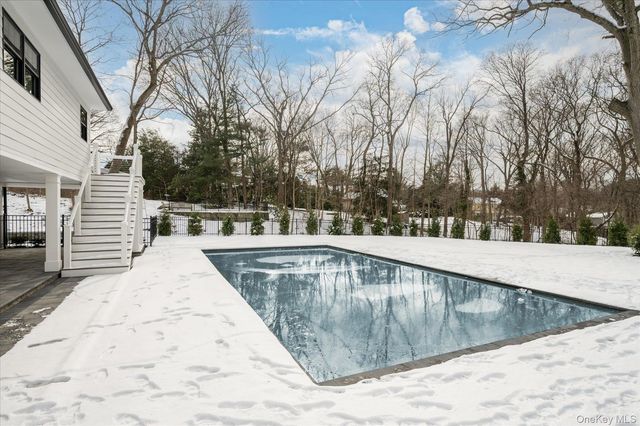 20 Fox Hunt Lane, Cold Spring Harbor, NY 11724