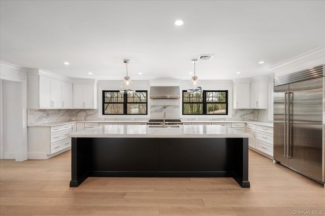 20 Fox Hunt Lane, Cold Spring Harbor, NY 11724