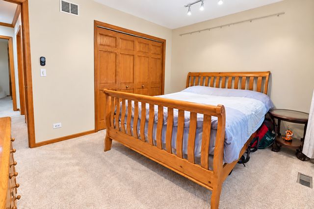 1263 Williamsburg Lane, Crystal Lake, IL 60014