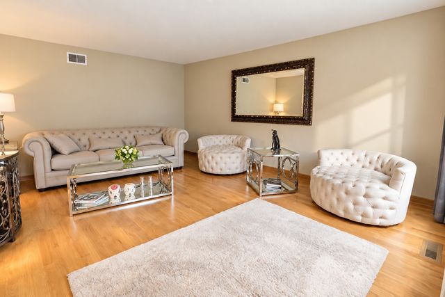 1263 Williamsburg Lane, Crystal Lake, IL 60014
