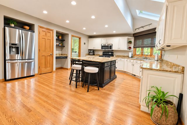 1263 Williamsburg Lane, Crystal Lake, IL 60014