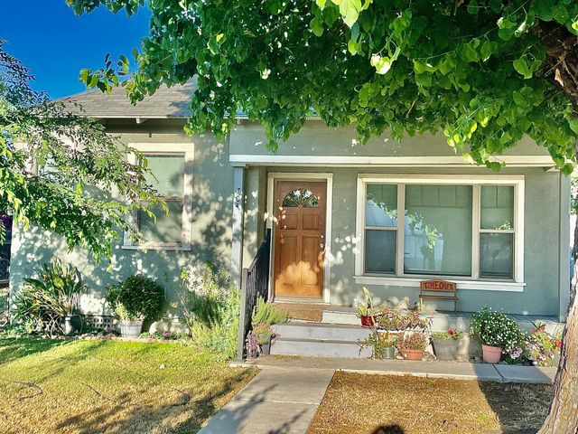 704 N Divisadero Street, Visalia, CA 93291