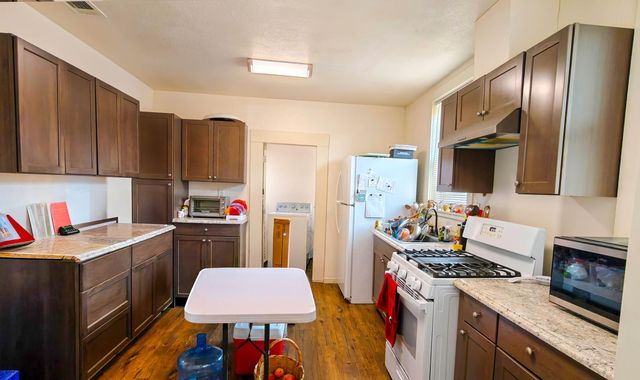 704 N Divisadero Street, Visalia, CA 93291