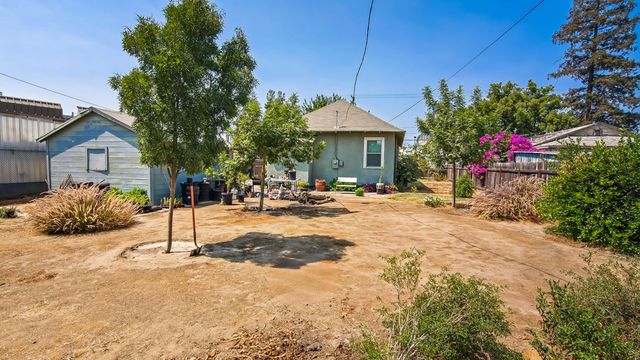 704 N Divisadero Street, Visalia, CA 93291
