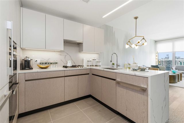 13327 39th Avenue 7N, Flushing, NY 11354