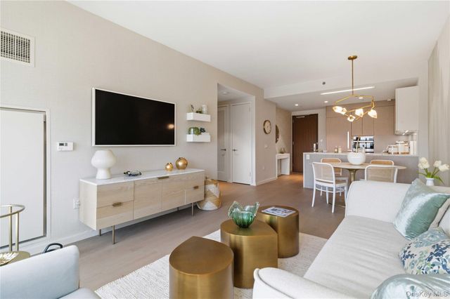 13327 39th Avenue 7N, Flushing, NY 11354