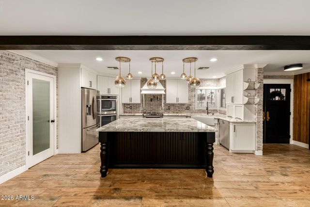 5302 W GREENWAY Road, Glendale, AZ 85306
