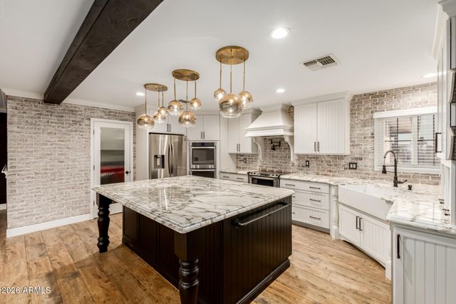5302 W GREENWAY Road, Glendale, AZ 85306