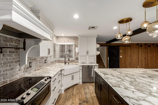 5302 W GREENWAY Road, Glendale, AZ 85306