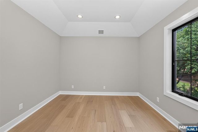 27 Crestwood Drive, Glen Rock, NJ 07452