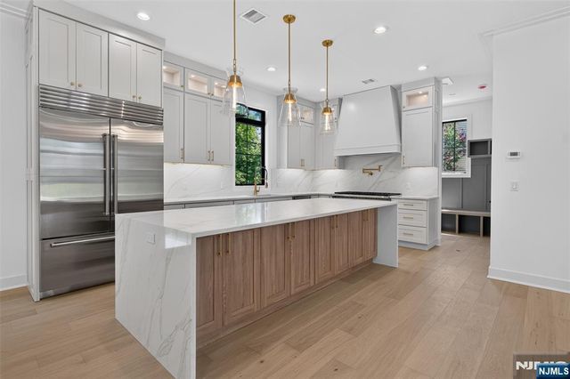 27 Crestwood Drive, Glen Rock, NJ 07452