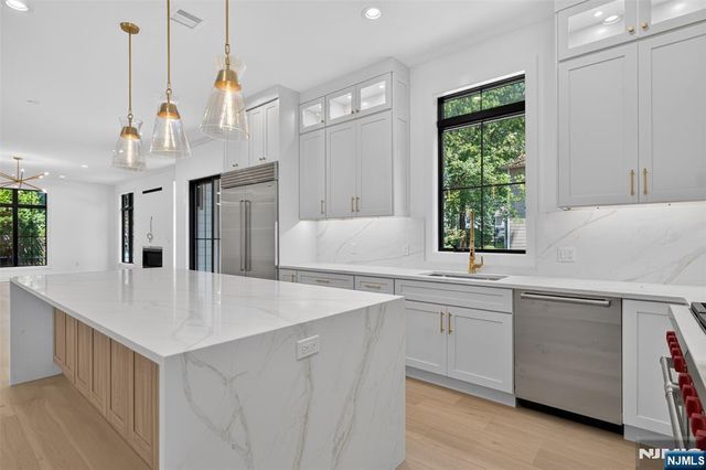 27 Crestwood Drive, Glen Rock, NJ 07452