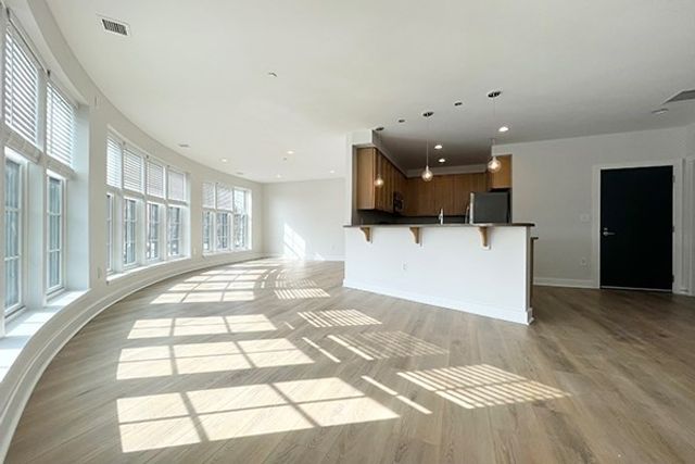 26 New Derby St 202, Salem, MA 01970